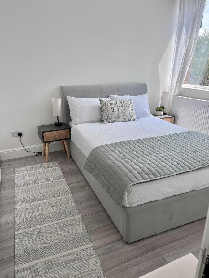 Beautiful 5-bedroom Private House In Quiet Street 2 Minutes From Station Londres