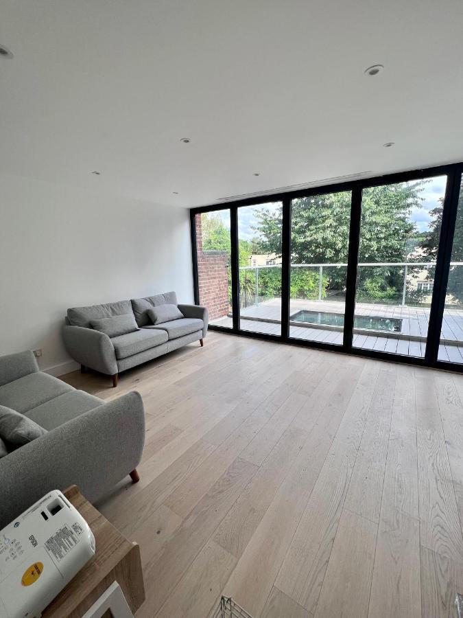 Beautiful 5-bedroom Private House In Quiet Street 2 Minutes From Station Сasa de vacaciones