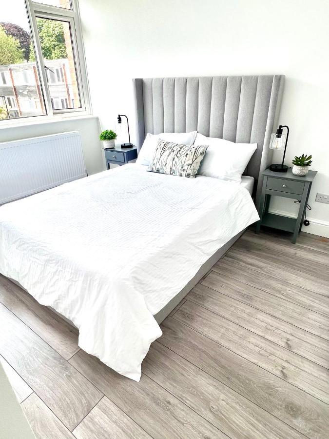 Beautiful 5-bedroom Private House In Quiet Street 2 Minutes From Station * Londres