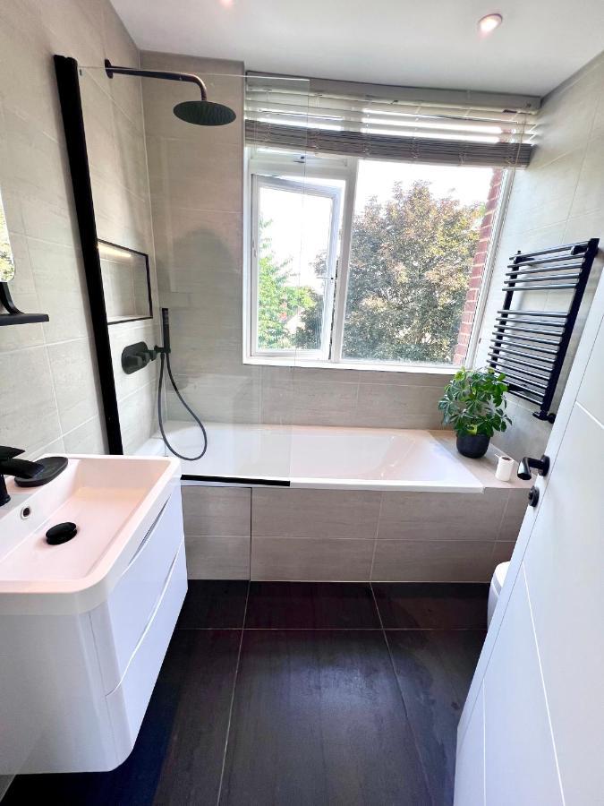 Сasa de vacaciones Beautiful 5-bedroom Private House In Quiet Street 2 Minutes From Station Londres