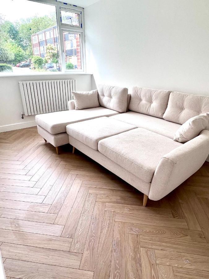 Beautiful 5-bedroom Private House In Quiet Street 2 Minutes From Station * Londres
