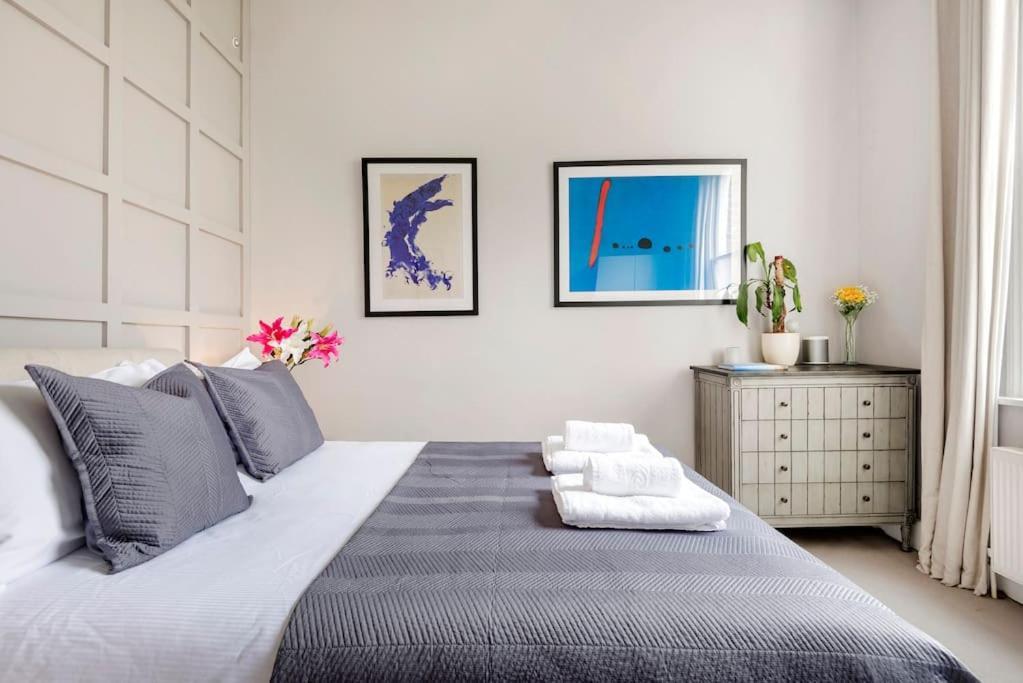 Contemporary Clapham Living Apartment *