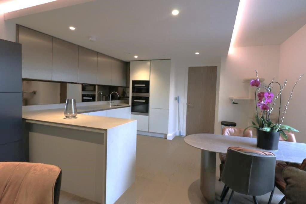 Appartement Riverside Luxury - Pool, Gym, Sauna, Cinema, Bowling Alley And More! Londen