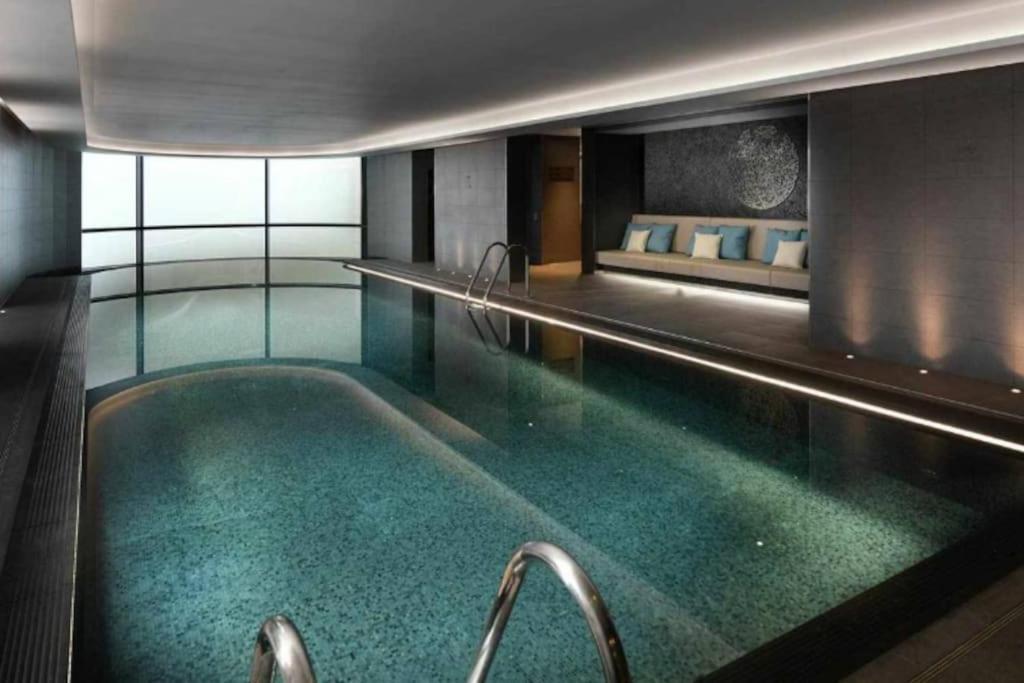 Appartement Riverside Luxury - Pool, Gym, Sauna, Cinema, Bowling Alley And More! Londen