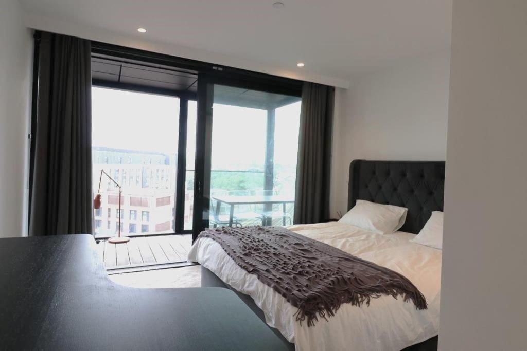 Riverside Luxury - Pool, Gym, Sauna, Cinema, Bowling Alley And More! * London