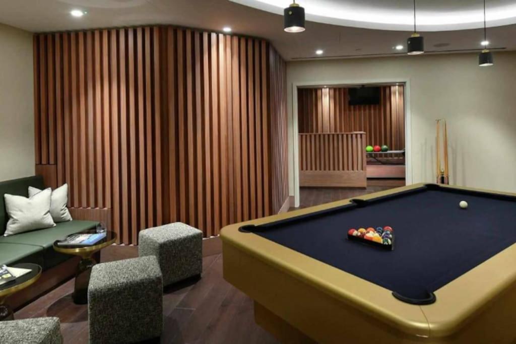 Riverside Luxury - Pool, Gym, Sauna, Cinema, Bowling Alley And More! * Londen