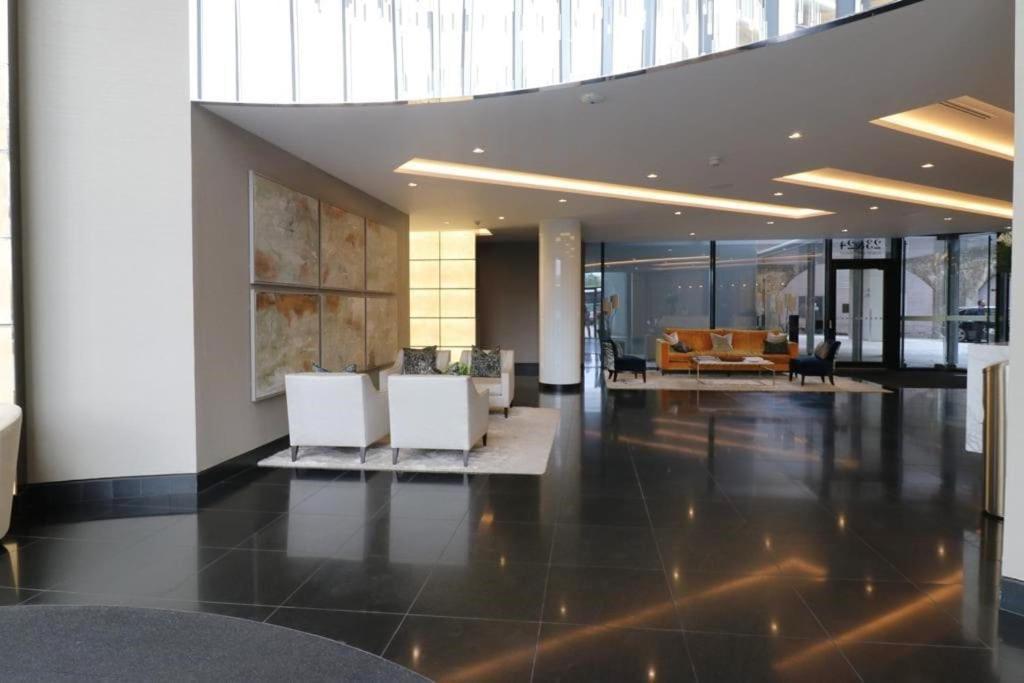 Apartment Riverside Luxury - Pool, Gym, Sauna, Cinema, Bowling Alley And More! London