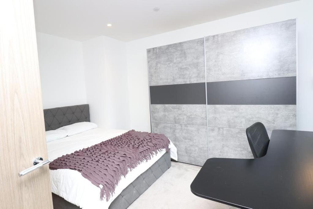 Riverside Luxury - Pool, Gym, Sauna, Cinema, Bowling Alley And More! Apartment