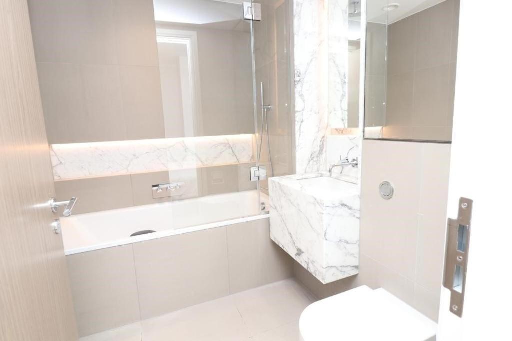 Riverside Luxury - Pool, Gym, Sauna, Cinema, Bowling Alley And More! Appartement