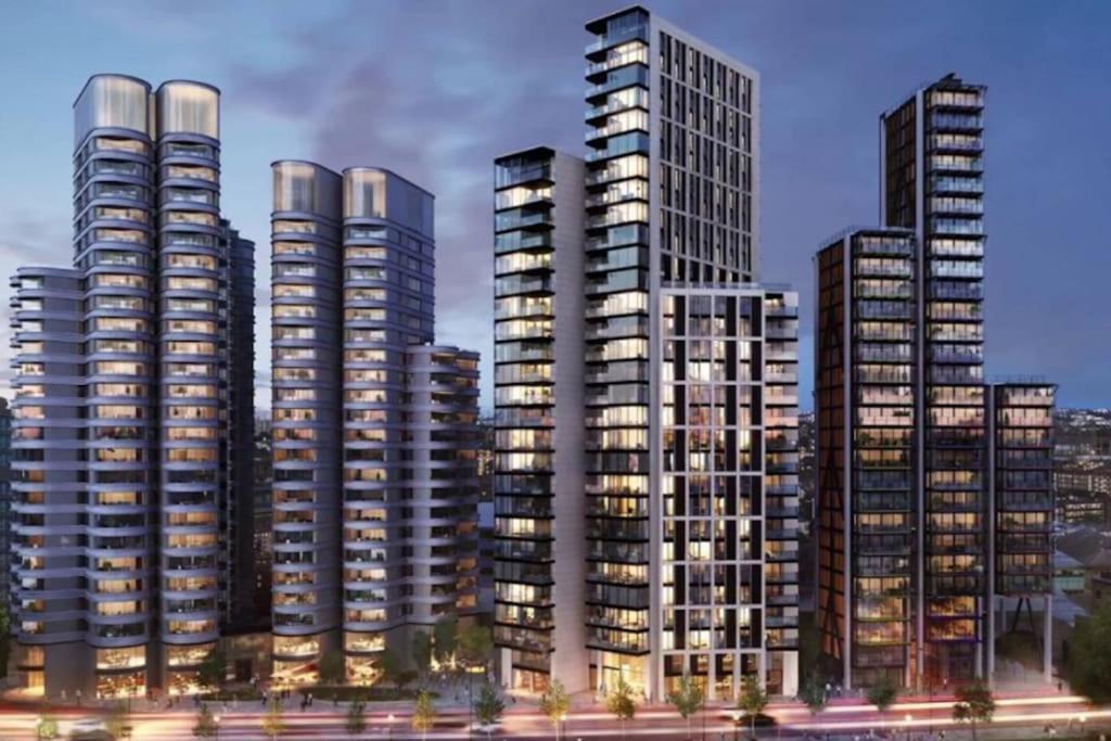 Riverside Luxury - Pool, Gym, Sauna, Cinema, Bowling Alley And More! Londen