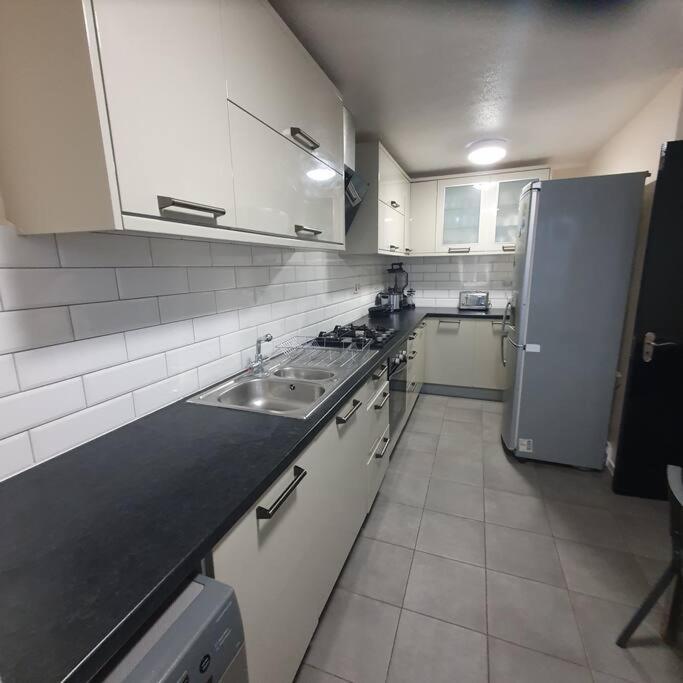 3beds Family Friendly In With Good Transport Links Apartamento