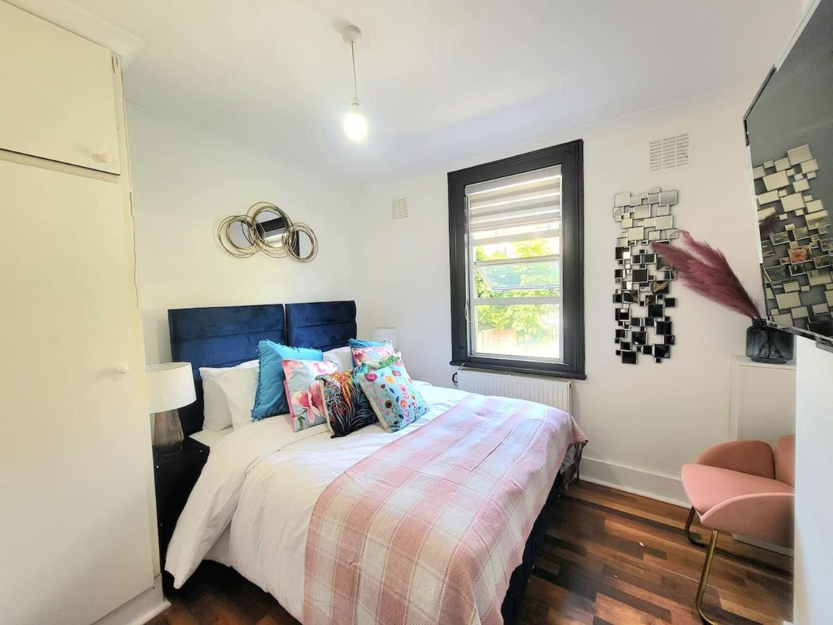 Spacious Six Bedrooms House By Sensational Short Lets & Serviced With 13 Beds, Free Parking, Free Wi-fi & Balcony * London