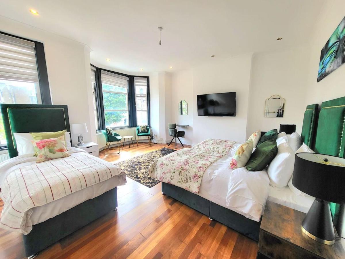 Spacious Six Bedrooms House By Sensational Short Lets & Serviced With 13 Beds, Free Parking, Free Wi-fi & Balcony Ferienhaus London