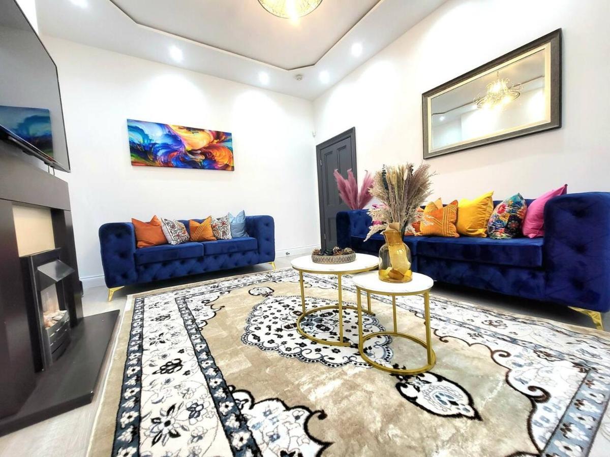Ferienhaus Spacious Six Bedrooms House By Sensational Short Lets & Serviced With 13 Beds, Free Parking, Free Wi-fi & Balcony *