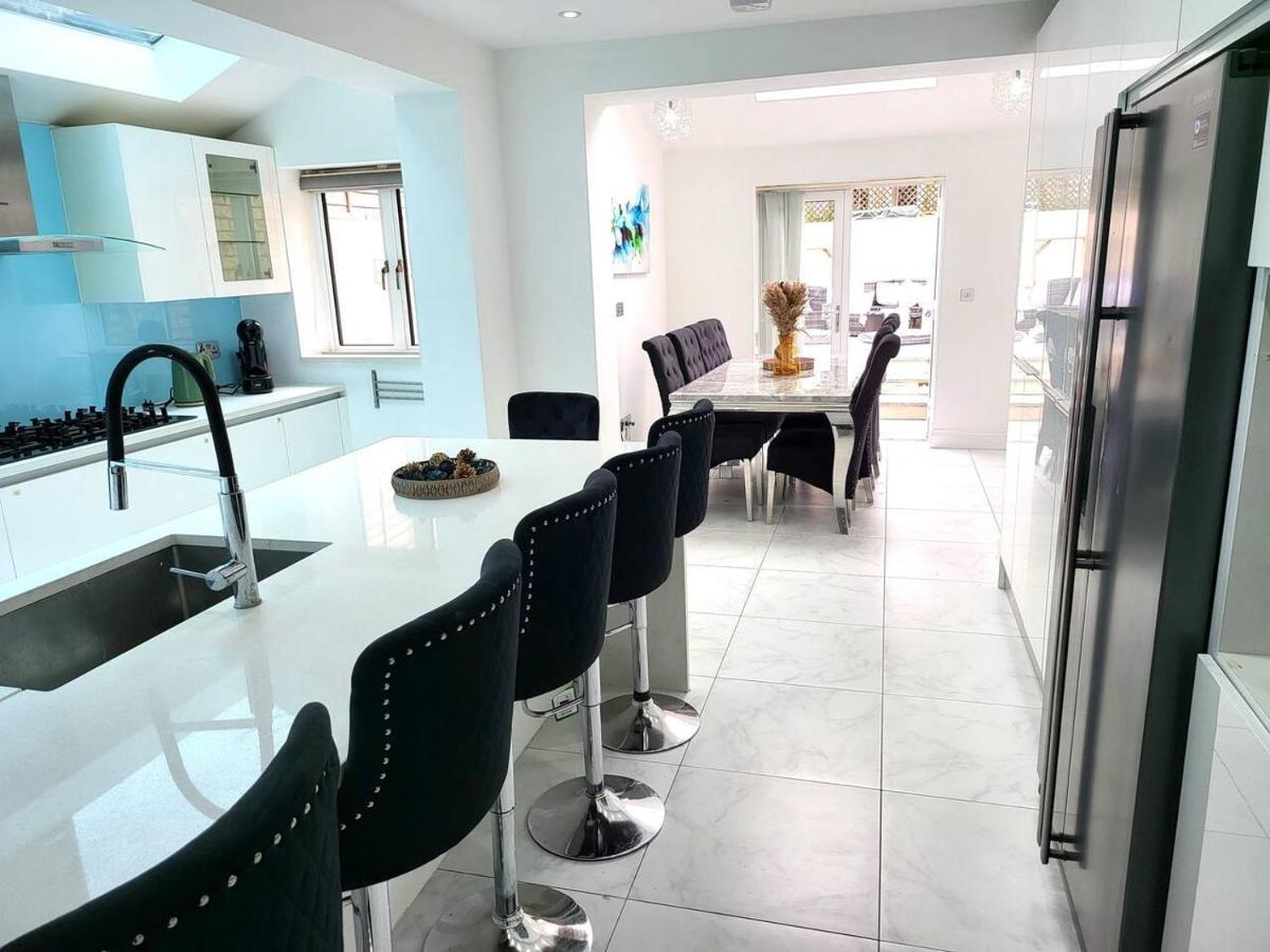 Spacious Six Bedrooms House By Sensational Short Lets & Serviced With 13 Beds, Free Parking, Free Wi-fi & Balcony Ferienhaus
