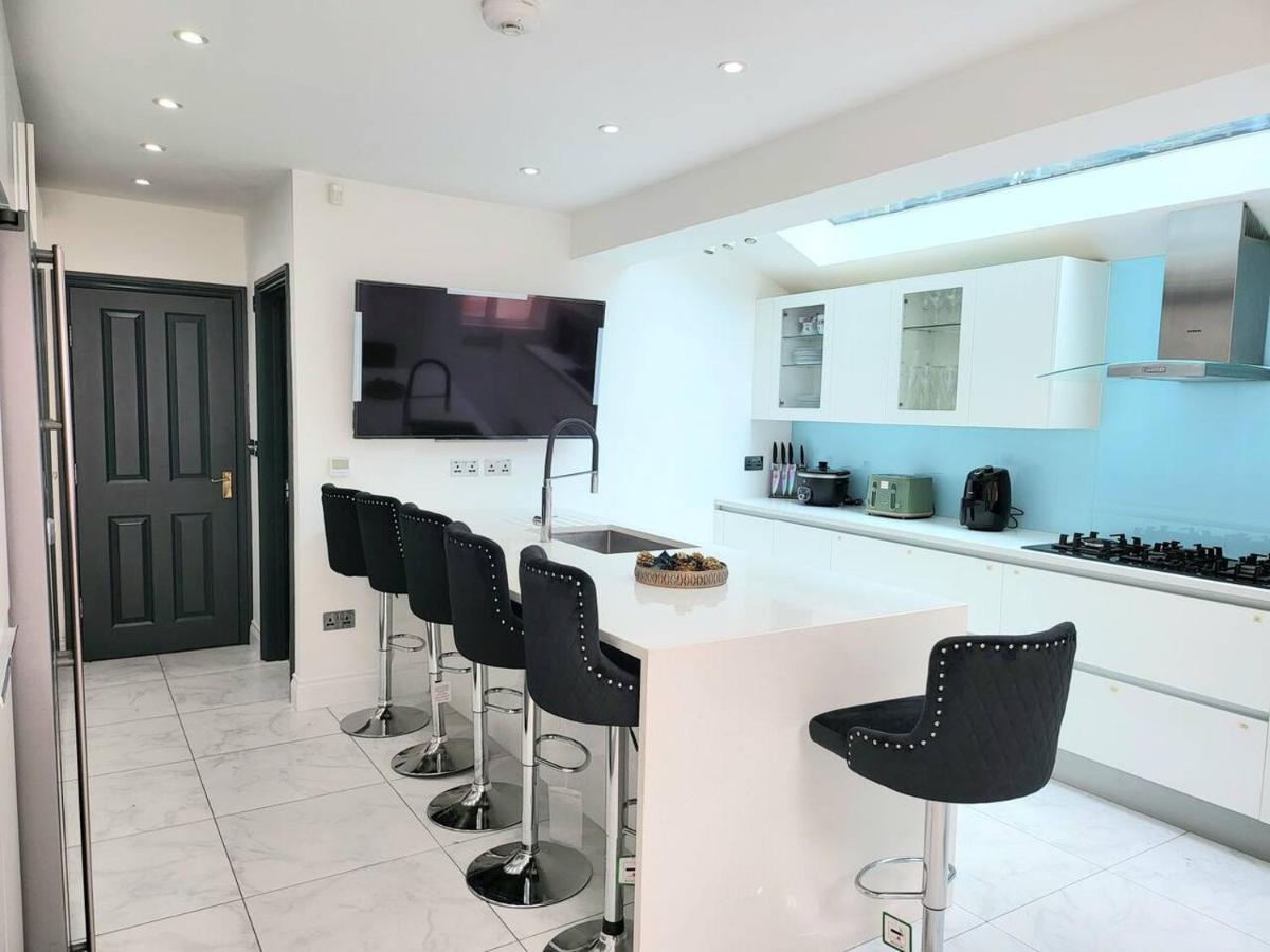 Spacious Six Bedrooms House By Sensational Short Lets & Serviced With 13 Beds, Free Parking, Free Wi-fi & Balcony Ferienhaus London