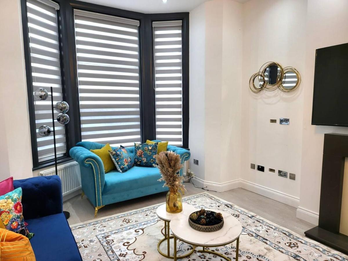 Spacious Six Bedrooms House By Sensational Short Lets & Serviced With 13 Beds, Free Parking, Free Wi-fi & Balcony London