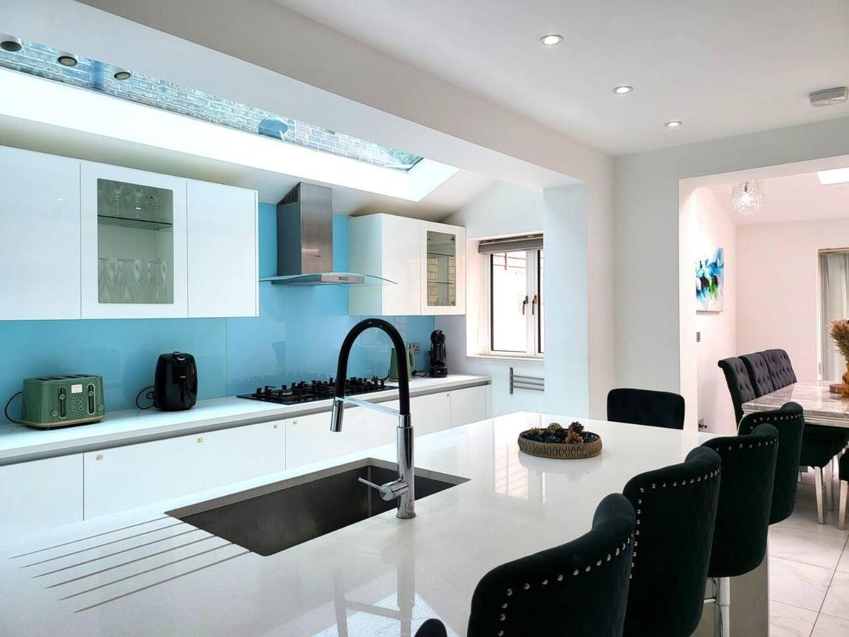 Spacious Six Bedrooms House By Sensational Short Lets & Serviced With 13 Beds, Free Parking, Free Wi-fi & Balcony Ferienhaus *
