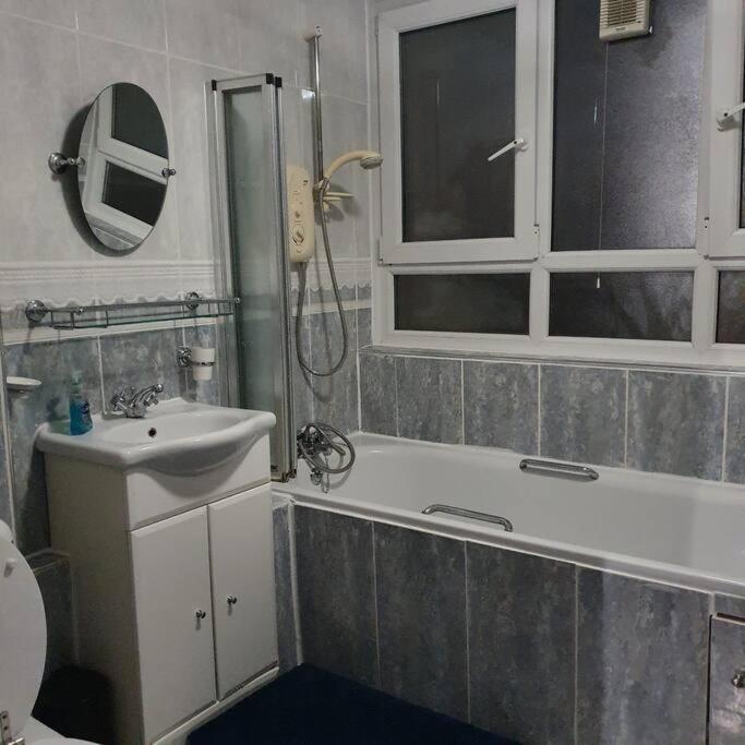 3beds Family Friendly In With Good Transport Links Apartamento *