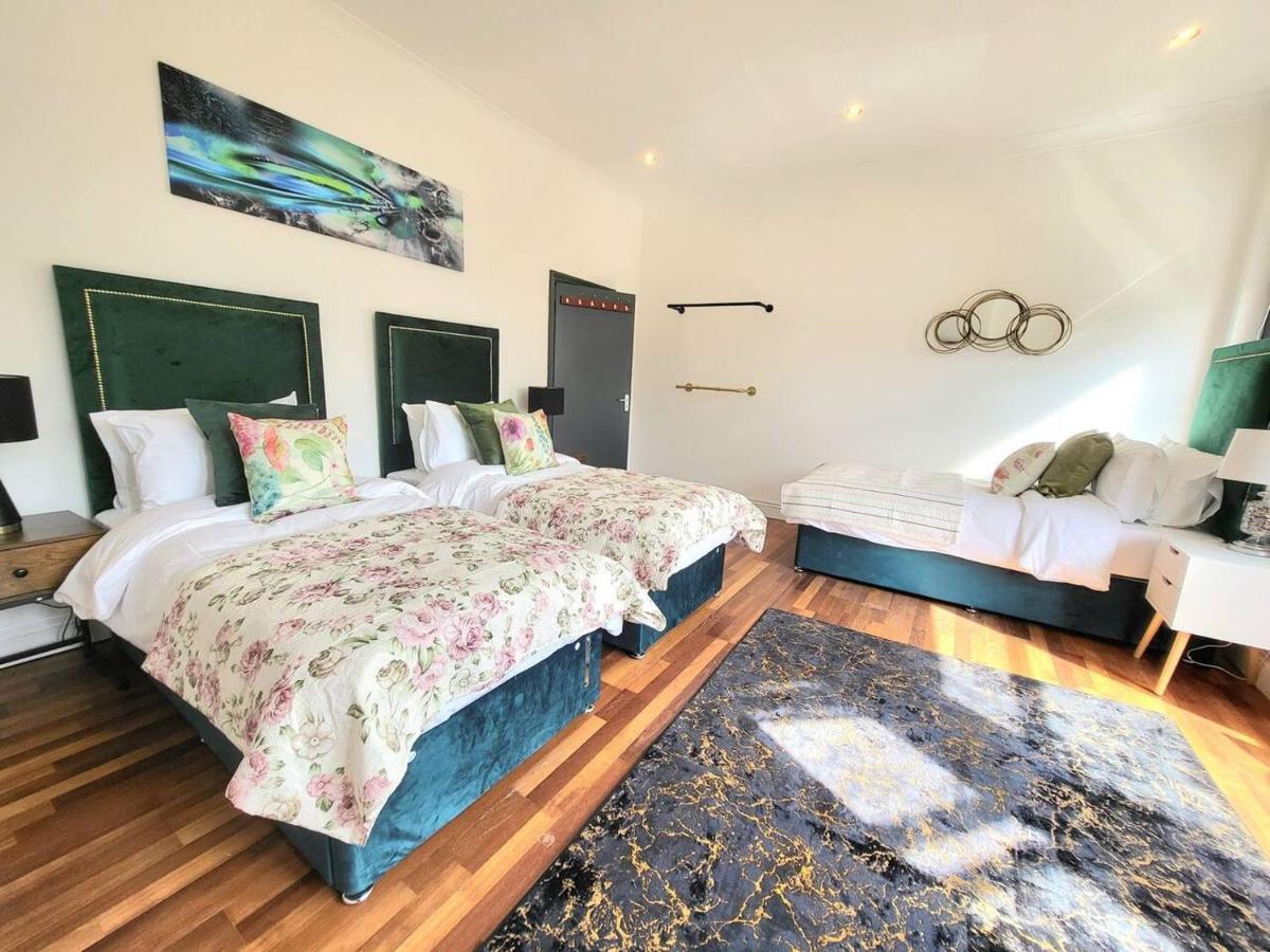 Ferienhaus Spacious Six Bedrooms House By Sensational Short Lets & Serviced With 13 Beds, Free Parking, Free Wi-fi & Balcony *