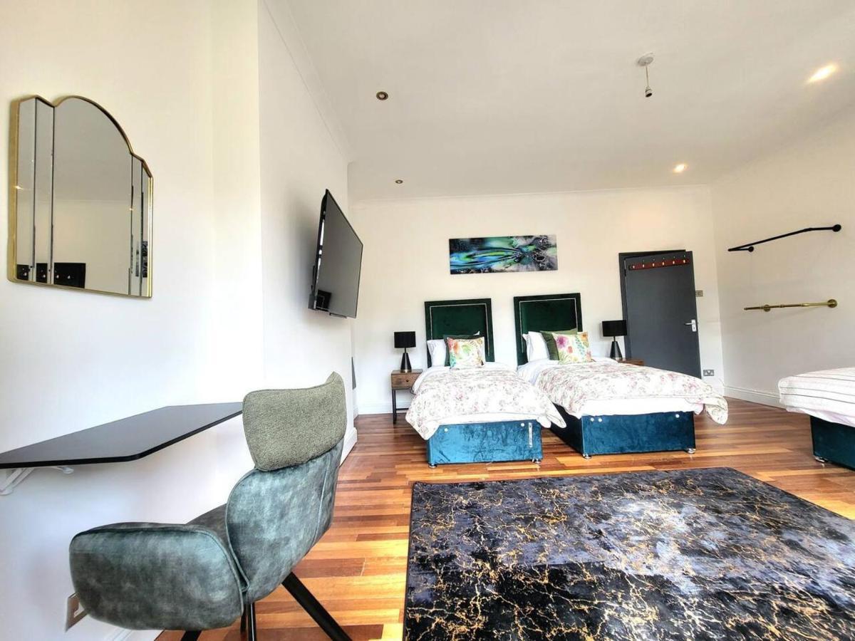 Spacious Six Bedrooms House By Sensational Short Lets & Serviced With 13 Beds, Free Parking, Free Wi-fi & Balcony Ferienhaus