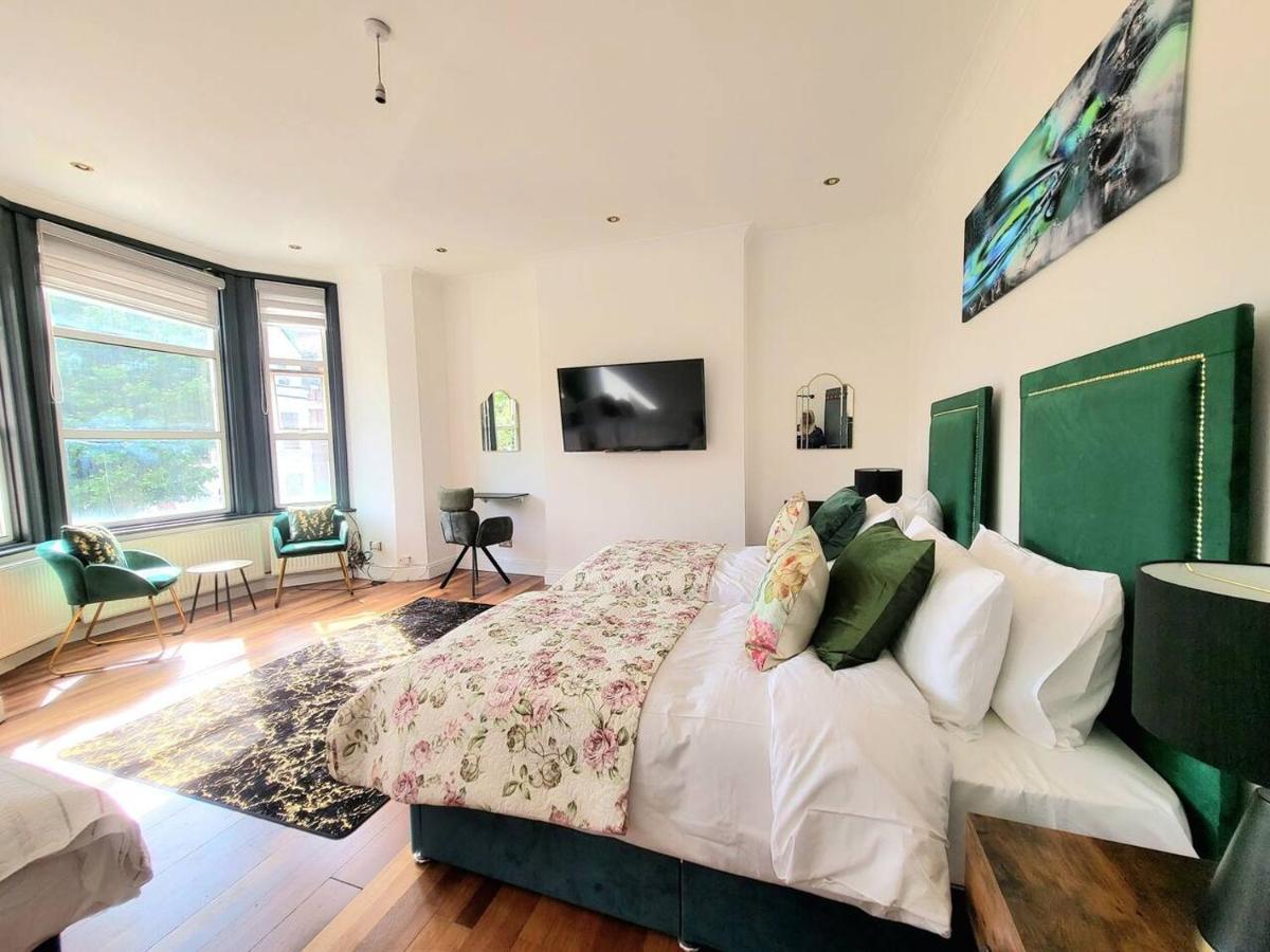 Spacious Six Bedrooms House By Sensational Short Lets & Serviced With 13 Beds, Free Parking, Free Wi-fi & Balcony Ferienhaus *