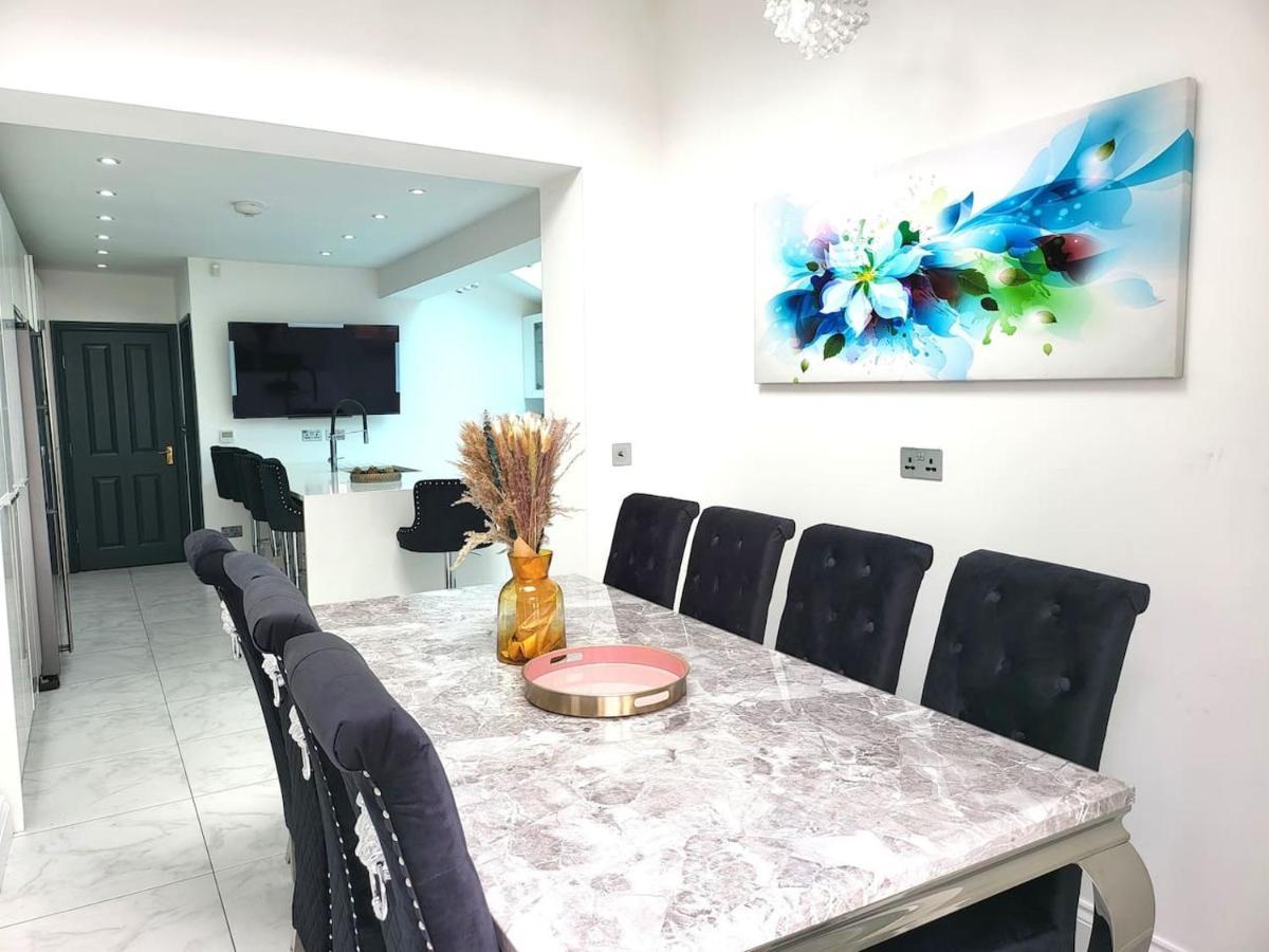 Spacious Six Bedrooms House By Sensational Short Lets & Serviced With 13 Beds, Free Parking, Free Wi-fi & Balcony *
