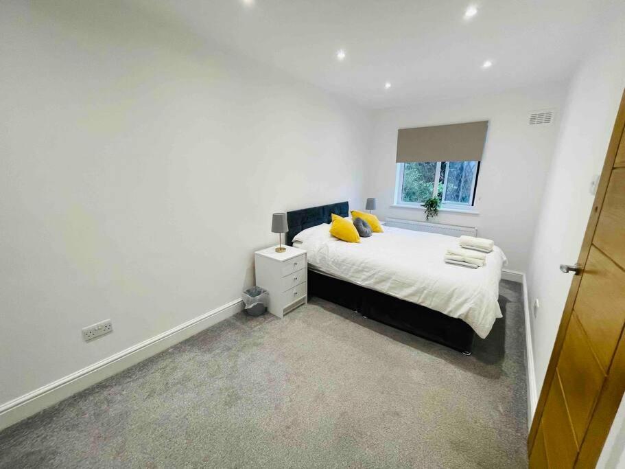 Holiday home Modern Cosy House /free Parking For Two Cars/ 3 Minutes Walk To The Underground London