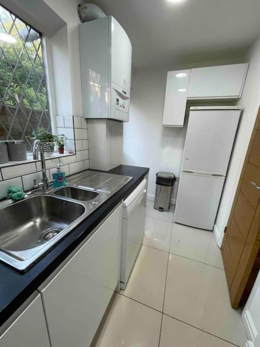 Modern Cosy House /free Parking For Two Cars/ 3 Minutes Walk To The Underground Holiday home *