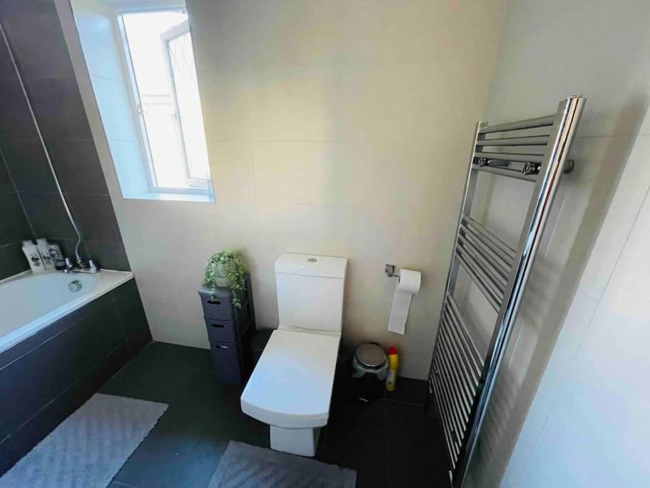 Modern Cosy House /free Parking For Two Cars/ 3 Minutes Walk To The Underground Holiday home *