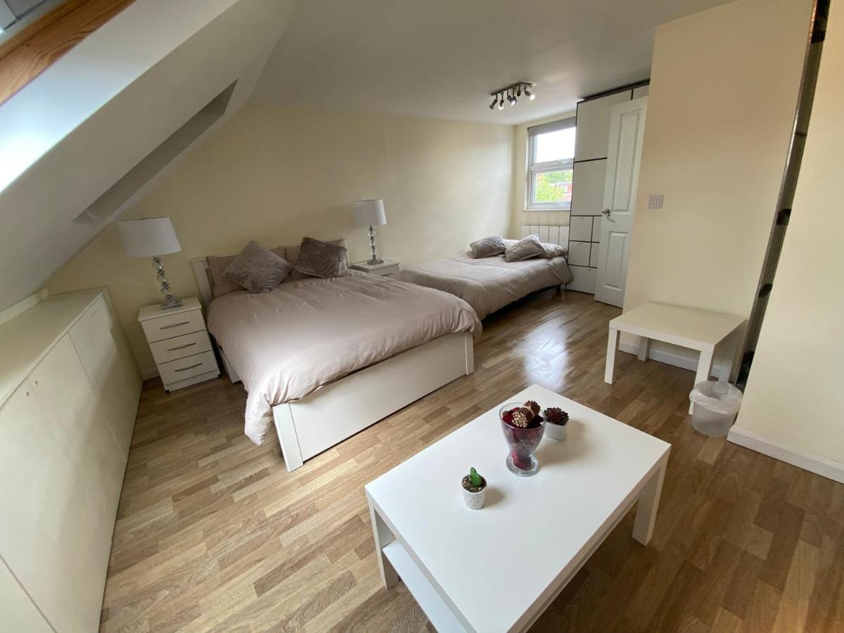 Private In Excellent Family House ,zone 2 Londen