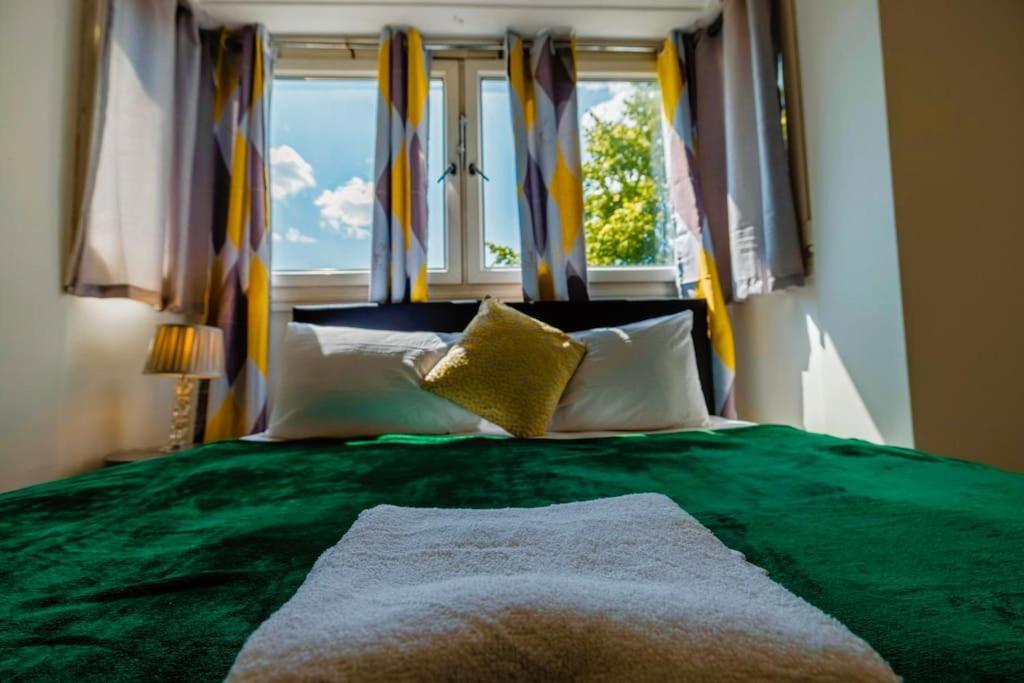 Appartement 2 Bedrooms -parking-very Spacious-wifi Londen
