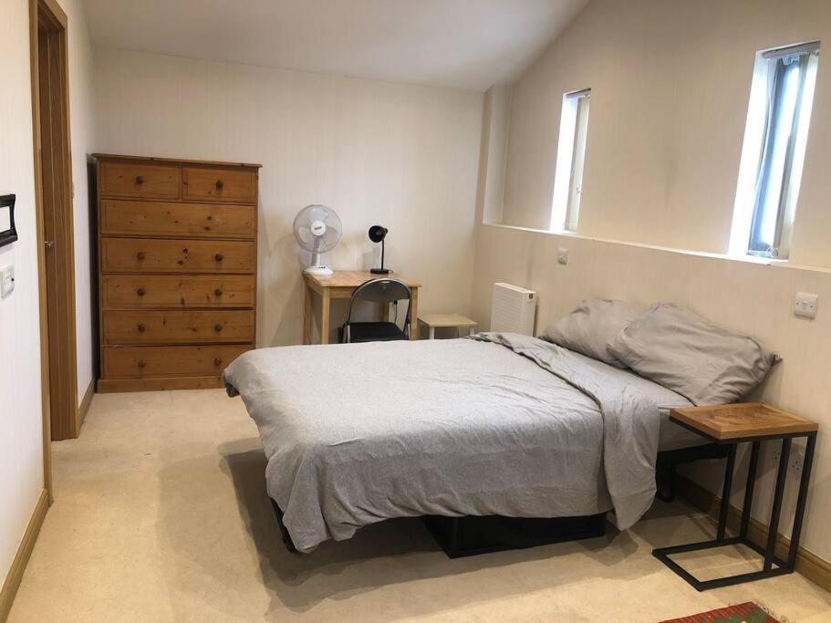 Flat In North Acton *