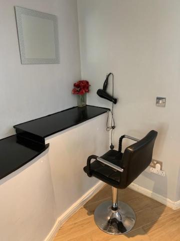 - Entire Lower Ground Floor - Only 7 Mins Walk Kings Cross St Pancras Station Apartment London