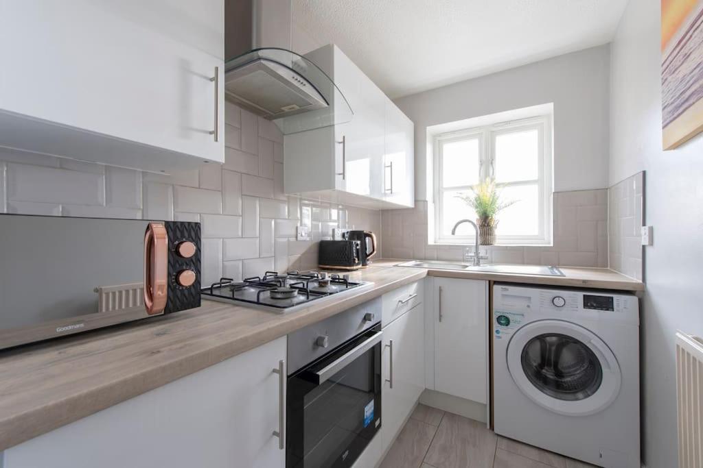 Lovely 2 Bedroom With River & View London