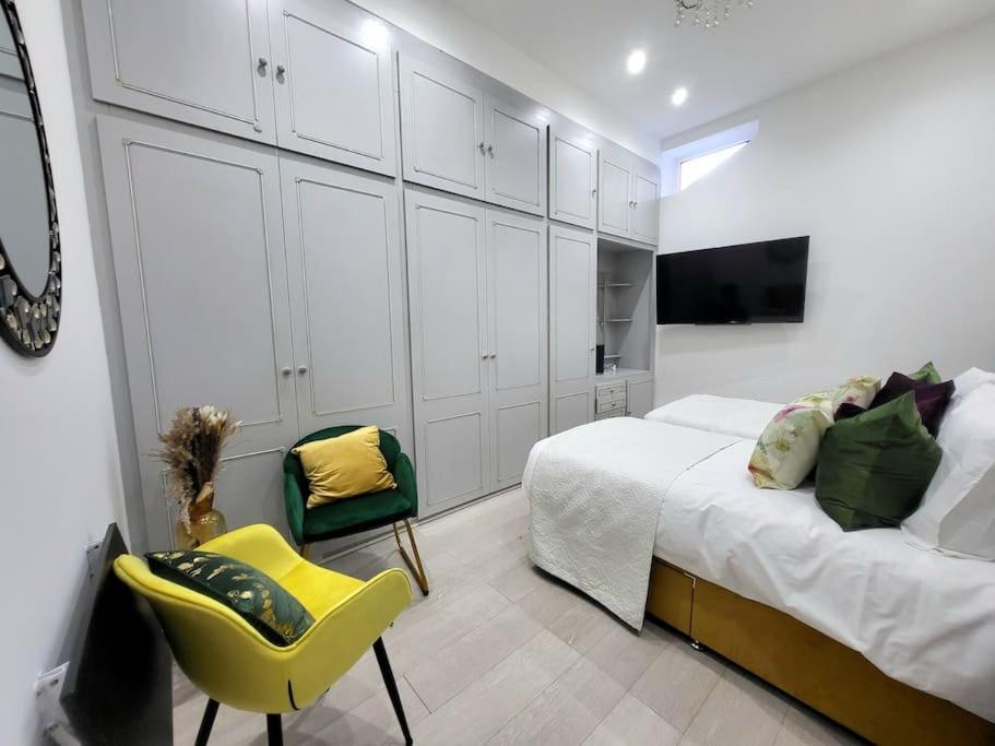 Ferienhaus Spacious Six Bedrooms House By Sensational Short Lets & Serviced With 13 Beds, Free Parking, Free Wi-fi & Balcony *