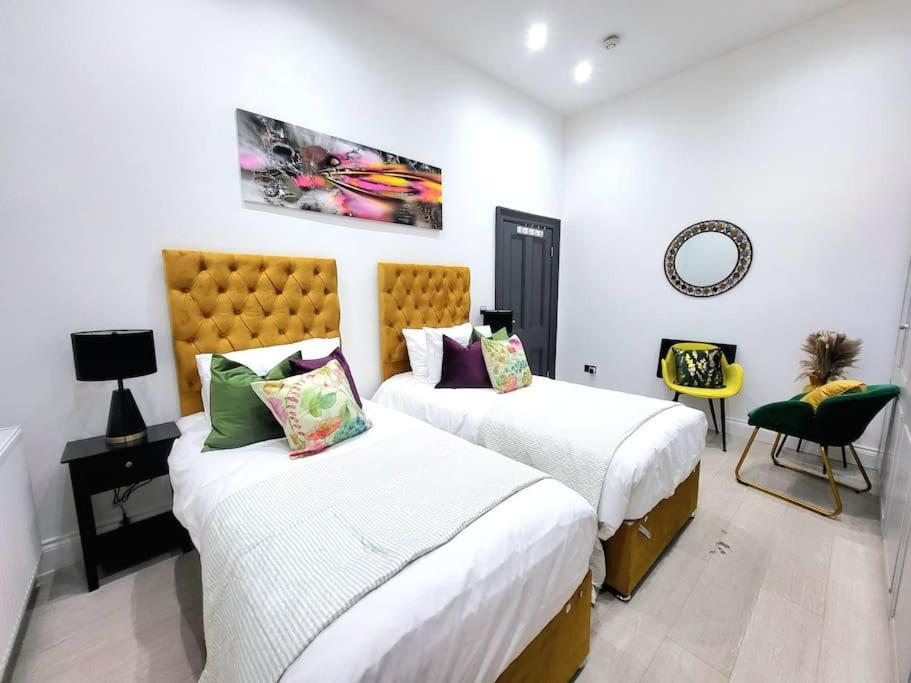 Spacious Six Bedrooms House By Sensational Short Lets & Serviced With 13 Beds, Free Parking, Free Wi-fi & Balcony * London