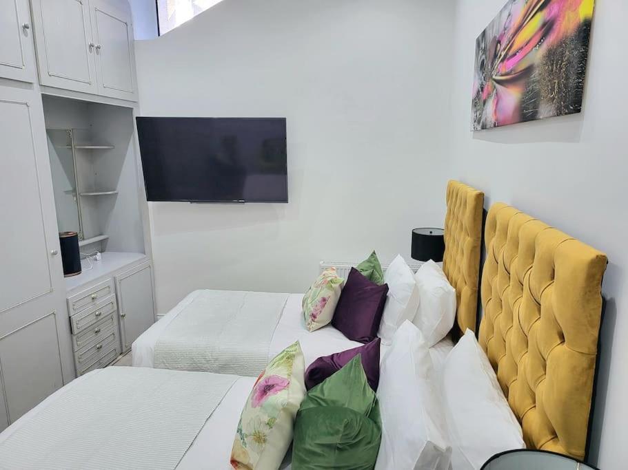 Ferienhaus Spacious Six Bedrooms House By Sensational Short Lets & Serviced With 13 Beds, Free Parking, Free Wi-fi & Balcony
