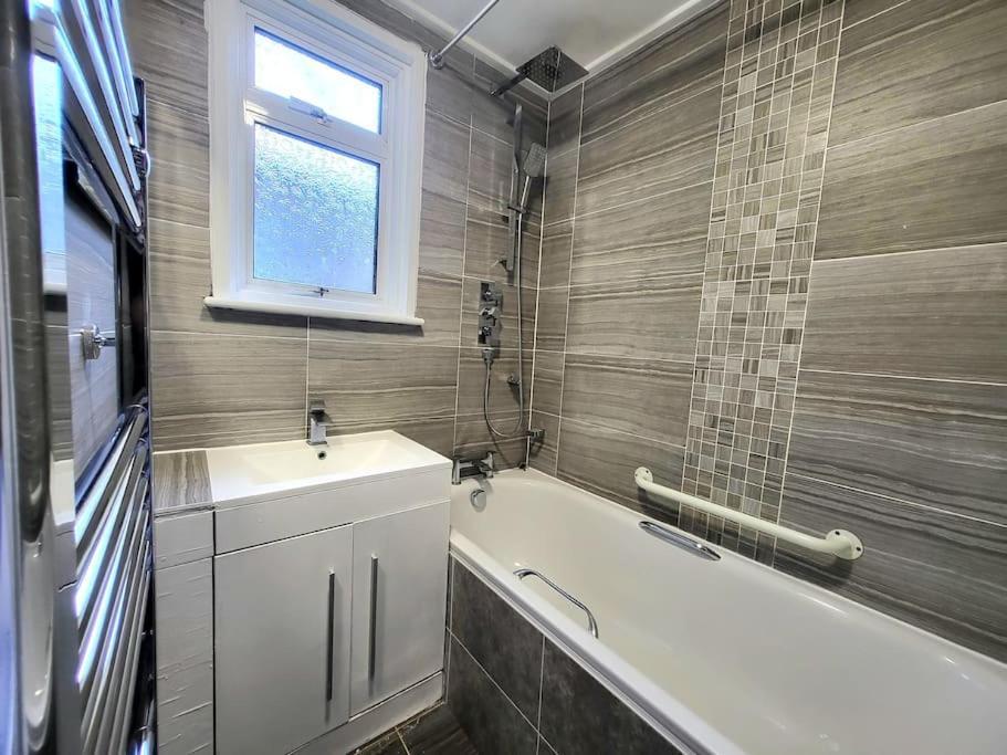 Ferienhaus Spacious Six Bedrooms House By Sensational Short Lets & Serviced With 13 Beds, Free Parking, Free Wi-fi & Balcony London