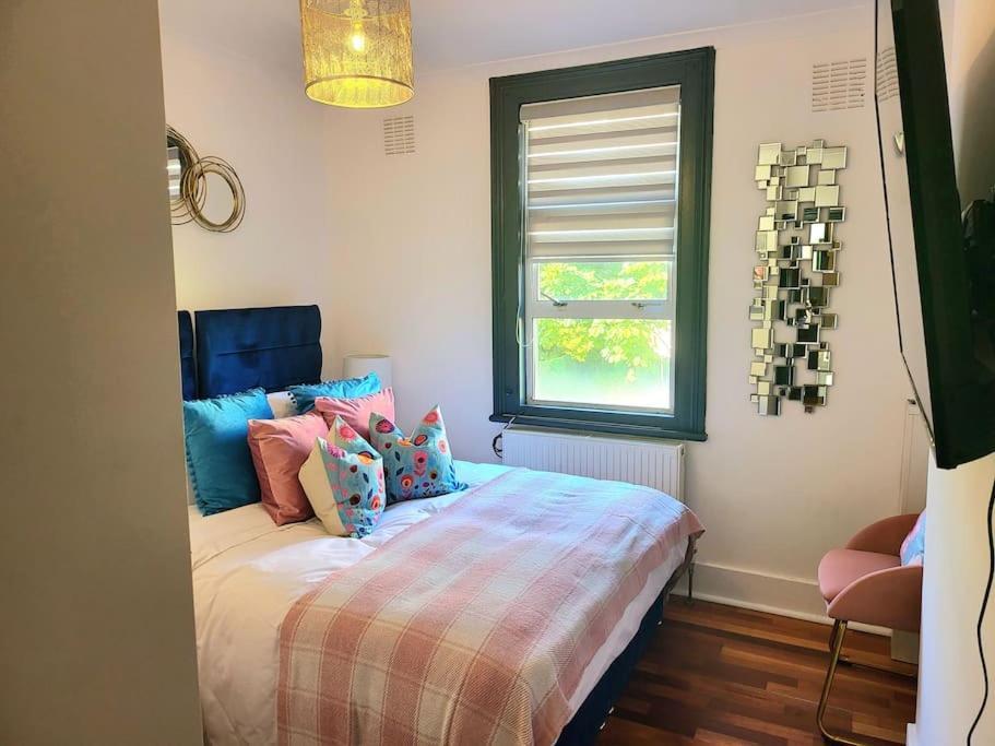 Spacious Six Bedrooms House By Sensational Short Lets & Serviced With 13 Beds, Free Parking, Free Wi-fi & Balcony * London
