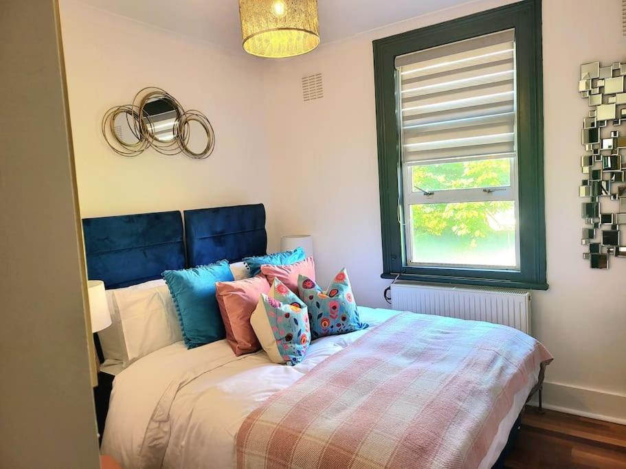 Spacious Six Bedrooms House By Sensational Short Lets & Serviced With 13 Beds, Free Parking, Free Wi-fi & Balcony Ferienhaus