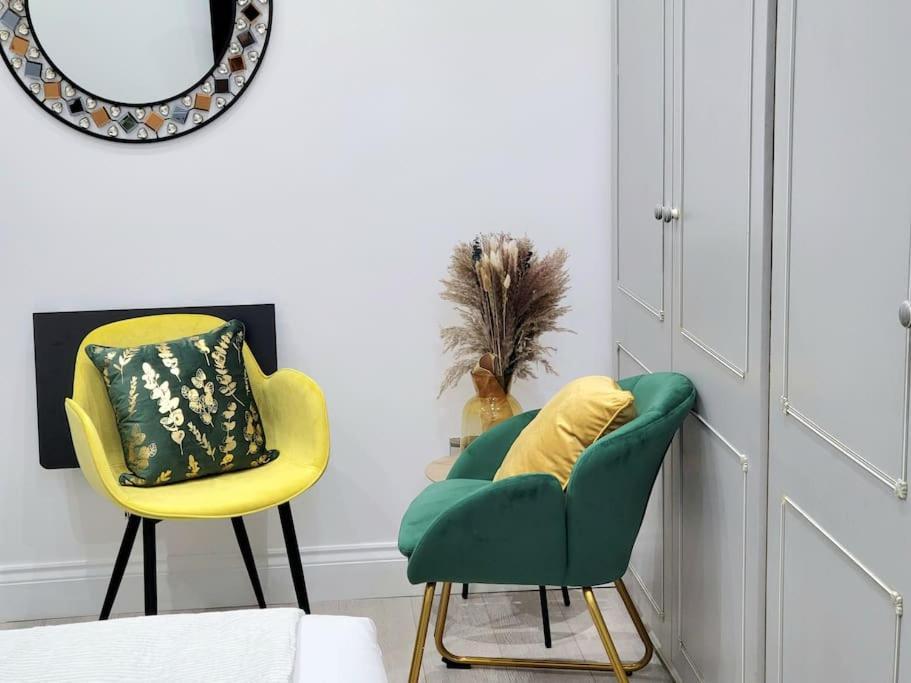 Ferienhaus Spacious Six Bedrooms House By Sensational Short Lets & Serviced With 13 Beds, Free Parking, Free Wi-fi & Balcony London
