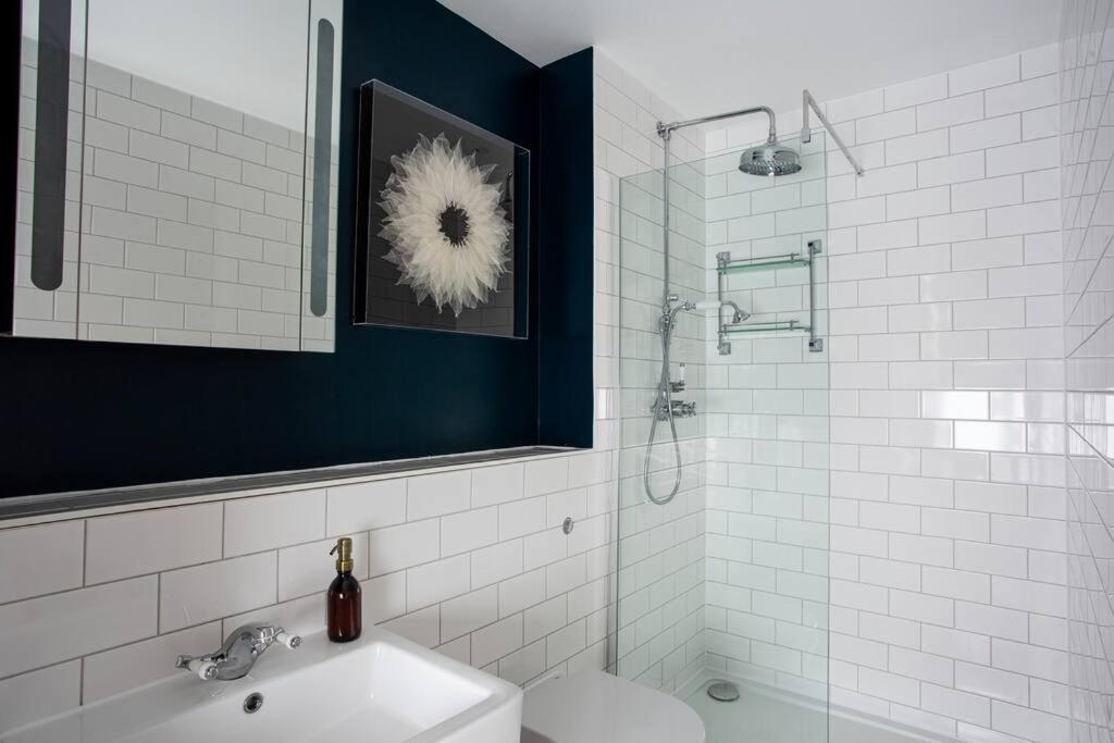 Eden - Islington - 2 Bed With Terrace Apartment