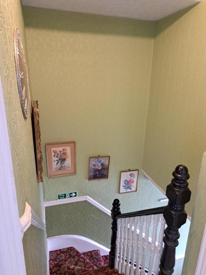 Luxury 5 Bedroom Near Seven Kings Train Station- 5 Room, 6 Bed And Sleeps 8 Guest Londen