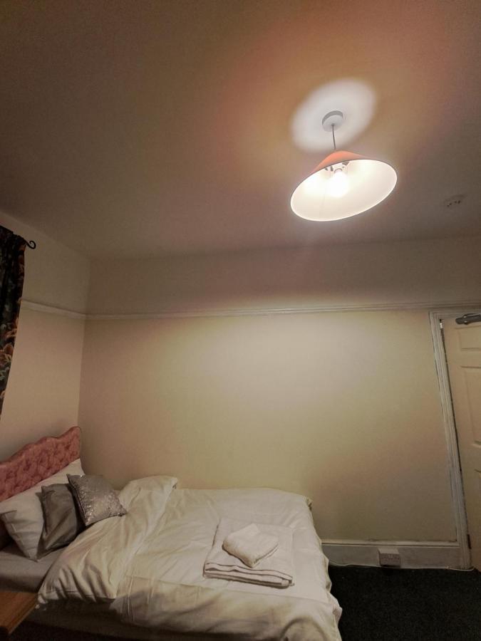 Luxury 5 Bedroom Near Seven Kings Train Station- 5 Room, 6 Bed And Sleeps 8 Guest