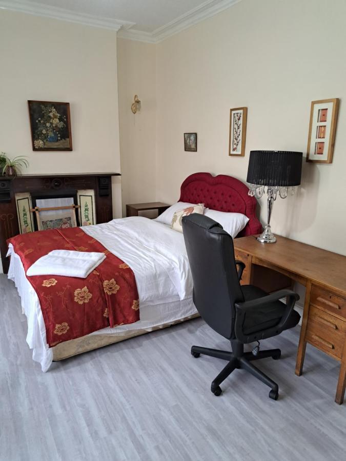 Vakantiehuis Luxury 5 Bedroom Near Seven Kings Train Station- 5 Room, 6 Bed And Sleeps 8 Guest *