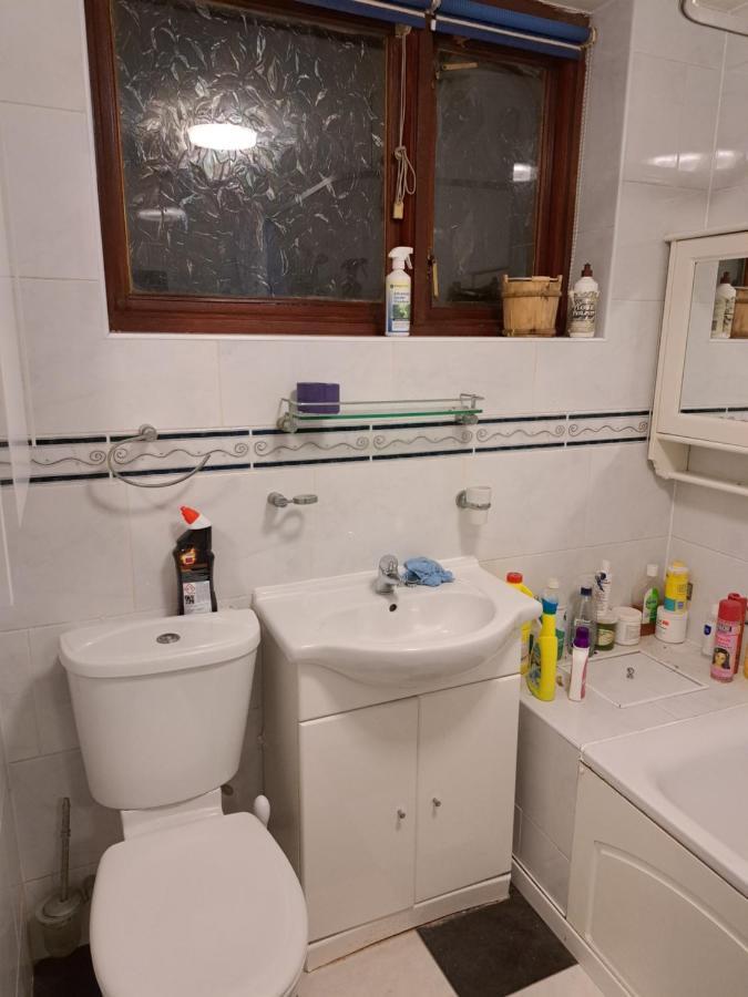 Luxury 5 Bedroom Near Seven Kings Train Station- 5 Room, 6 Bed And Sleeps 8 Guest Londen