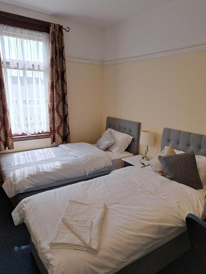 Luxury 5 Bedroom Near Seven Kings Train Station- 5 Room, 6 Bed And Sleeps 8 Guest * Londen