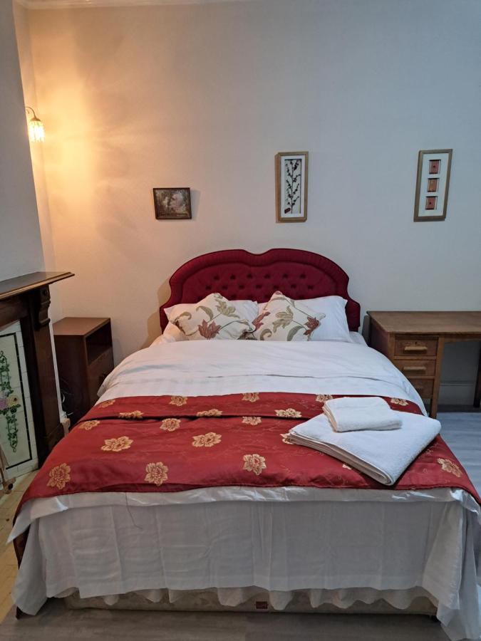 Luxury 5 Bedroom Near Seven Kings Train Station- 5 Room, 6 Bed And Sleeps 8 Guest Londen