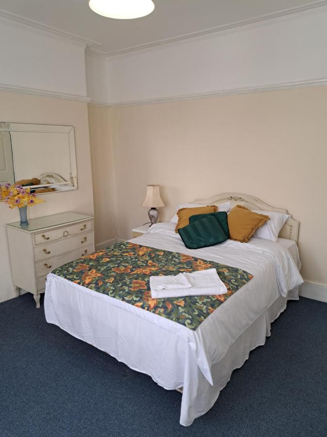 Vakantiehuis Luxury 5 Bedroom Near Seven Kings Train Station- 5 Room, 6 Bed And Sleeps 8 Guest *